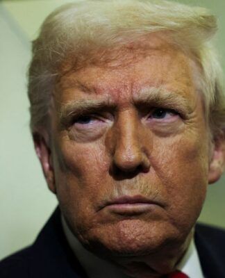 Foto em close do presidente Trump com expressão séria