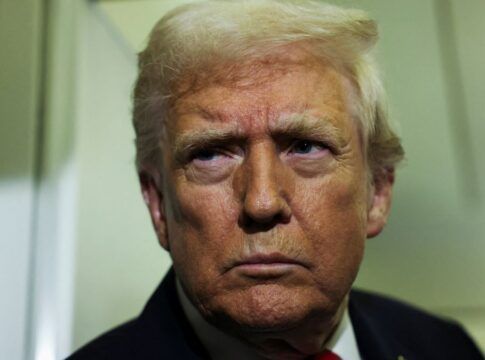 Foto em close do presidente Trump com expressão séria