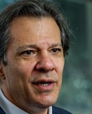 Ministro da Fazenda, Fernando Haddad, aparece com o rosto em primeiro plano
