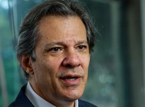 Ministro da Fazenda, Fernando Haddad, aparece com o rosto em primeiro plano