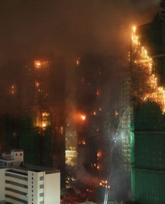 Hong Kong realiza eleições com candidatos pró-China após incêndio fatal