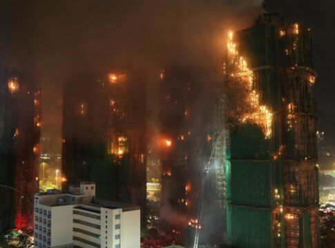 Hong Kong realiza eleições com candidatos pró-China após incêndio fatal