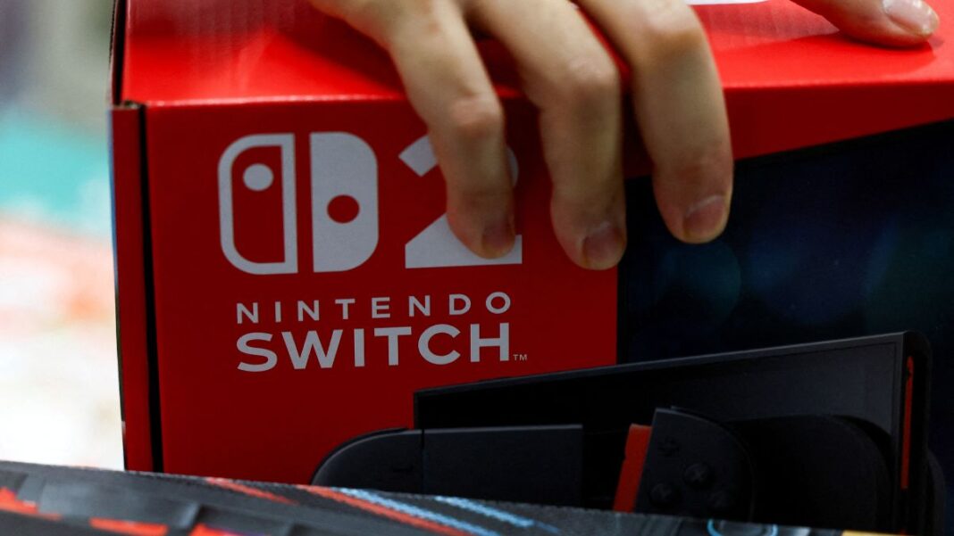 Mão segurando uma caixa contendo um Nintendo Switch 2