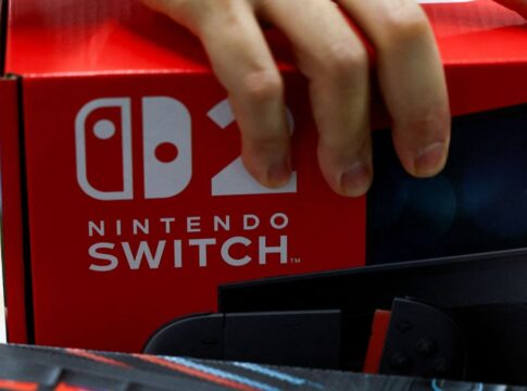 Mão segurando uma caixa contendo um Nintendo Switch 2