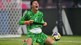 Goleiro João Pedro comemorando