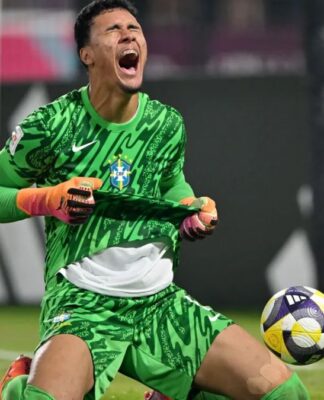Goleiro João Pedro comemorando