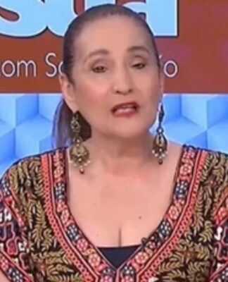 Na foto há uma mulher branca e ela está falando.