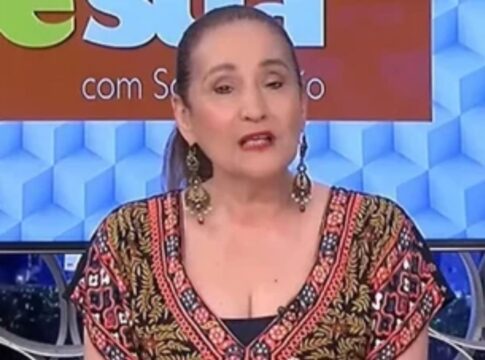 Na foto há uma mulher branca e ela está falando.