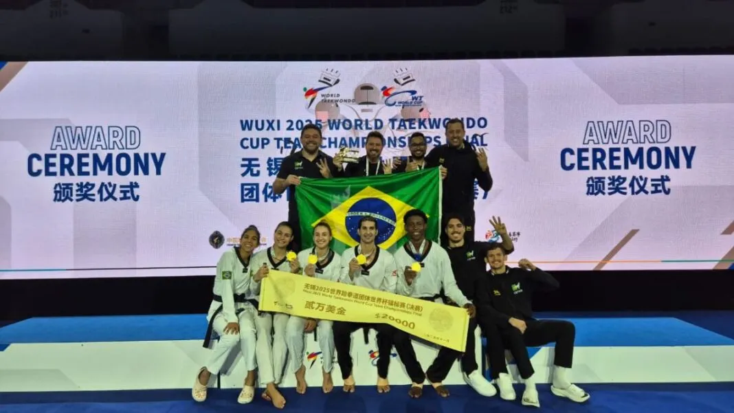 equipe do Brasil comemorando a vitória