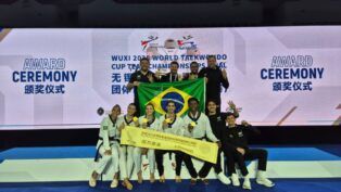 equipe do Brasil comemorando a vitória