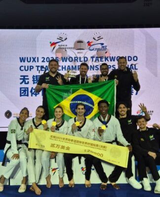 equipe do Brasil comemorando a vitória