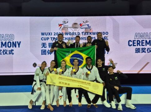 equipe do Brasil comemorando a vitória