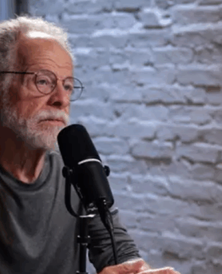 Helio Luz em uma sala