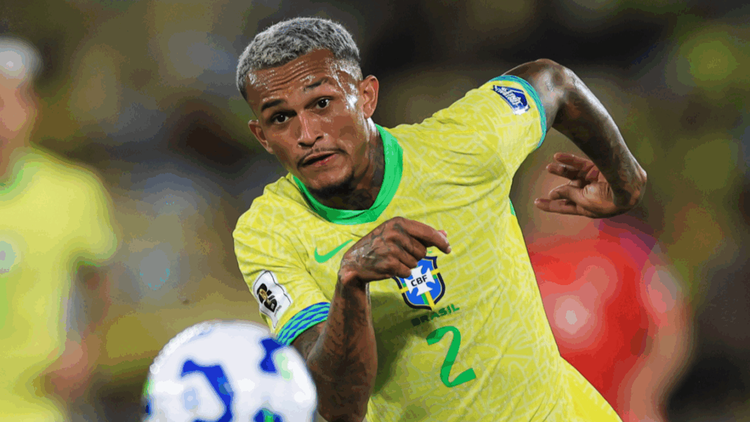 Latera-direito Wesley com a camisa da Seleção Brasileira correndo atrás de uma bola.