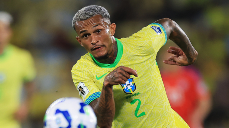 Latera-direito Wesley com a camisa da Seleção Brasileira correndo atrás de uma bola.