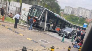 imagem mostra acidente de ônibus
