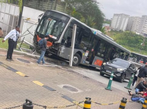 imagem mostra acidente de ônibus