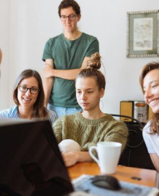 grupo de pessoas se abraçando