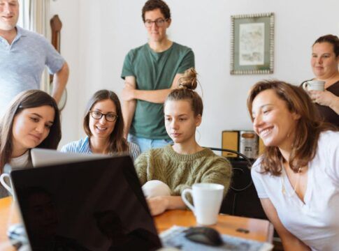 grupo de pessoas se abraçando