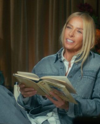 Adriane Galisteu em seu documentário segurando livro que ela escreveu na época da morte do piloto