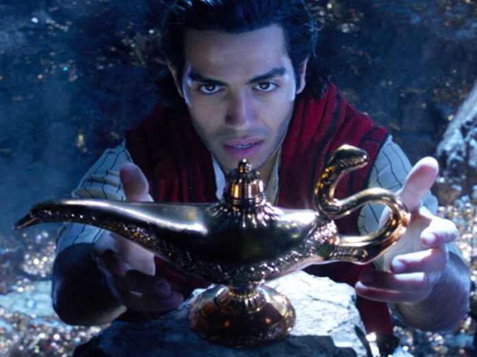 A imagem mostra o ator que interpretou Aladdin no live action da Disney em uma cena em que ele pega a lâmpada mágica