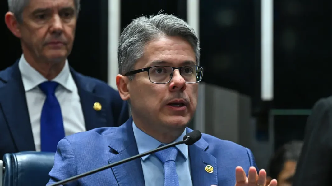 Senador Alessandro Vieira (MDB-SE) fala em sessão no Senado Federal