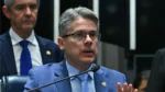 Senador Alessandro Vieira (MDB-SE) fala em sessão no Senado Federal