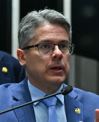Senador Alessandro Vieira (MDB-SE) fala em sessão no Senado Federal