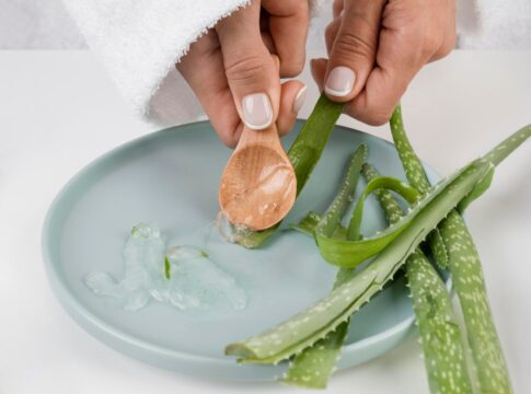 Em imagem ilustrativa, pessoa extrai gel do Aloe Vera, conhecido como Babosa
