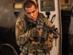 Em imagem protagonista da série aparece carregando arma, pronto para combate armado