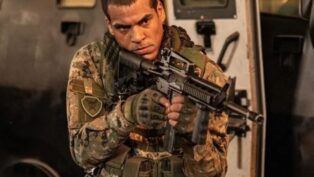 Em imagem protagonista da série aparece carregando arma, pronto para combate armado