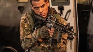 Em imagem protagonista da série aparece carregando arma, pronto para combate armado