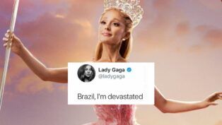 Imagem mostra a atriz e cantora Ariana Grande com o figurino de Glinda, protagonista da franquia Wicked. Sobre a foto da Grande, aparece o print da postagem da cantora e atriz Lady Gaga com o a mensagem: "Brazil, I'm devastated", em alusão ao cancelamento do show em 2027.