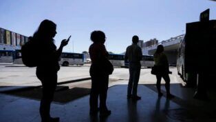 imagem de silhuetas de pessoas em uma fila para transporte público