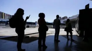 imagem de silhuetas de pessoas em uma fila para transporte público