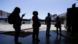 imagem de silhuetas de pessoas em uma fila para transporte público