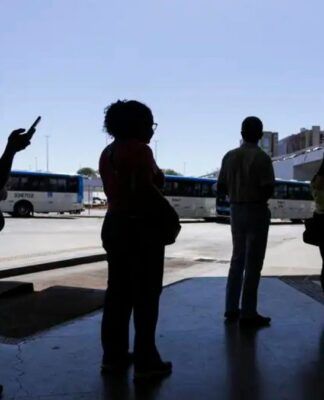 imagem de silhuetas de pessoas em uma fila para transporte público