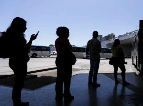 imagem de silhuetas de pessoas em uma fila para transporte público