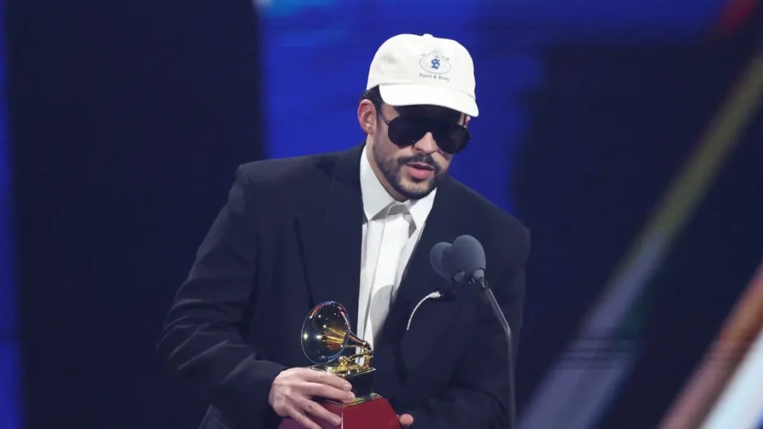 De boné, óculos escuros e paletó, Cantor Bad Bunny recebe prêmio no Grammy Latino 2025