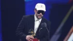 De boné, óculos escuros e paletó, Cantor Bad Bunny recebe prêmio no Grammy Latino 2025
