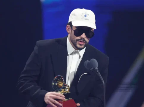 De boné, óculos escuros e paletó, Cantor Bad Bunny recebe prêmio no Grammy Latino 2025