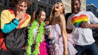 Em imagem ilustrativas há algumas pessoas com roupas coloridas e felizes.