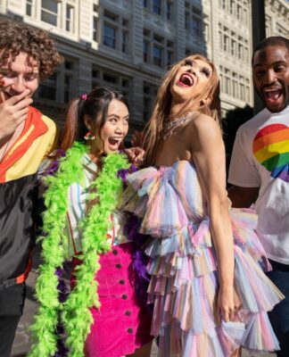 Em imagem ilustrativas há algumas pessoas com roupas coloridas e felizes.