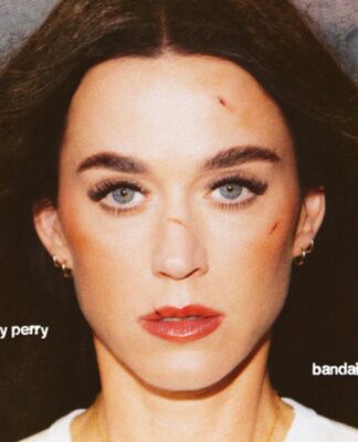 Na foto aparece o rosto de uma mulher branca que tem o rosto machucado levemente.