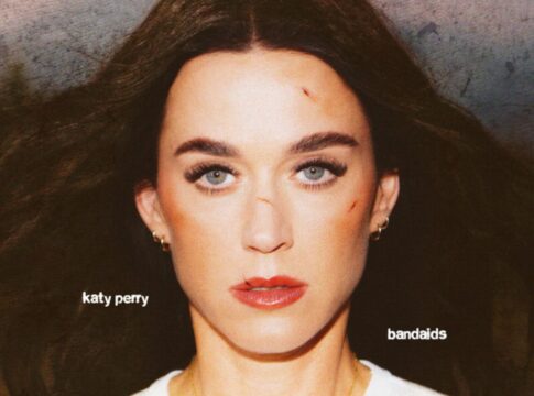 Na foto aparece o rosto de uma mulher branca que tem o rosto machucado levemente.