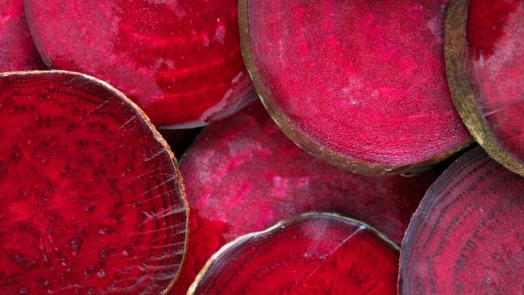 Suco de beterraba com laranja traz inúmeros benefícios