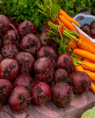 Imagem ilustrativa de beterrabas com cenouras