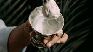 Imagem Ilustrativa: Mistura de cola com Bicarbonato de Sódio