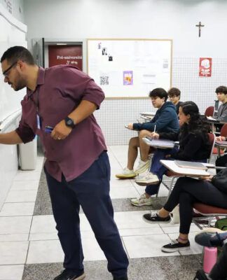 Professor dando aula.