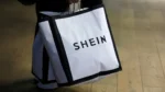 Uma bolsa de compras com a marca SHEIN estampada